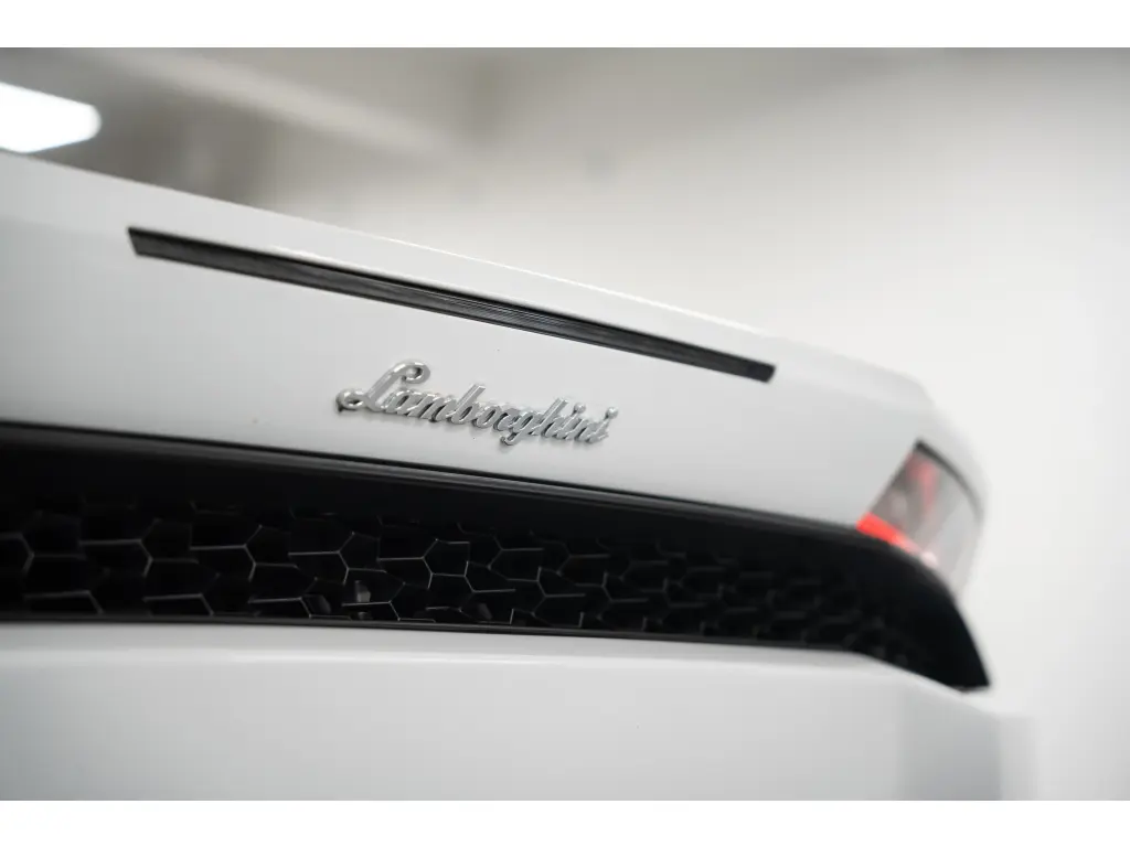 Huracán Lamborghini con acabados en Bianco Icarus con Nero